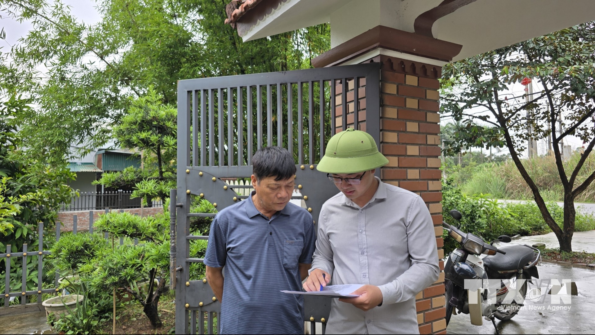 Công chức phường cùng khu phố rà soát, đối soát hồ sơ dữ liệu đất đai từ cơ sở. (Ảnh: Thanh Vân/TTXVN)